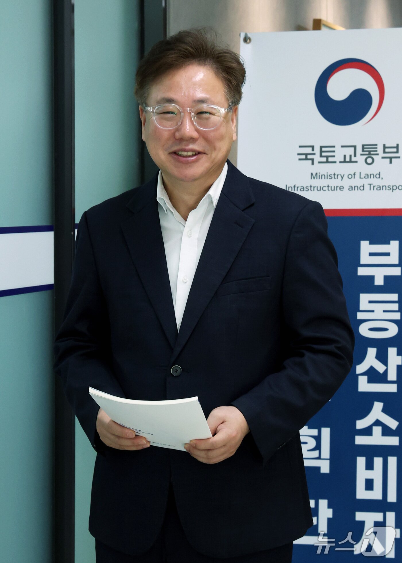 본문 이미지 - 김기대 국토교통부 부동산소비자보호기획단장이 18일 세종시에서 뉴스1과 인터뷰에 앞서 기념촬영을 하고 있다. 2026.9.18 2026.9.18 ⓒ 뉴스1 김기남 기자