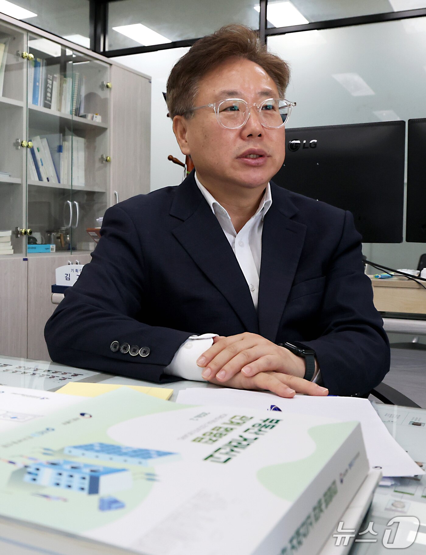 본문 이미지 - 김기대 국토교통부 부동산소비자기획단 단장이 온라인 부동산 허위·과장 광고 단속 강화 방안을 설명하고 있다. 2026.9.18 2026.9.18 ⓒ 뉴스1 김기남 기자