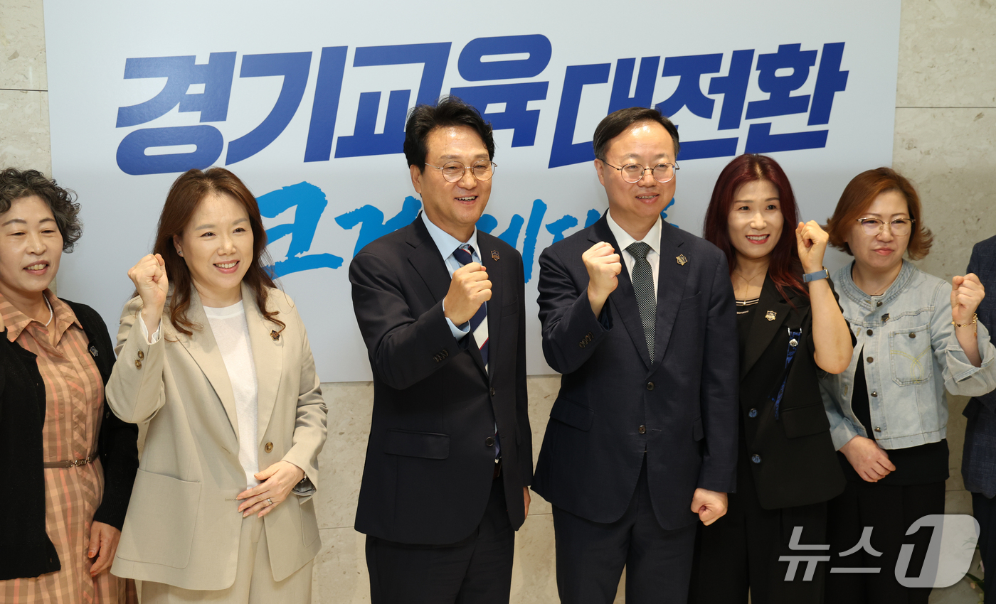 (수원=뉴스1) 김영운 기자 = 안민석 경기도교육감이 18일 경기 수원시 영통구 경기도교육청에서 교권보호전담관 배지 수여식을 마치고 교권보호전담관들과 기념촬영을 하고 있다. 202 …
