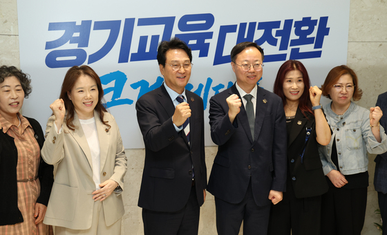 교권보호전담관들과 기념촬영하는 안민석 교육감