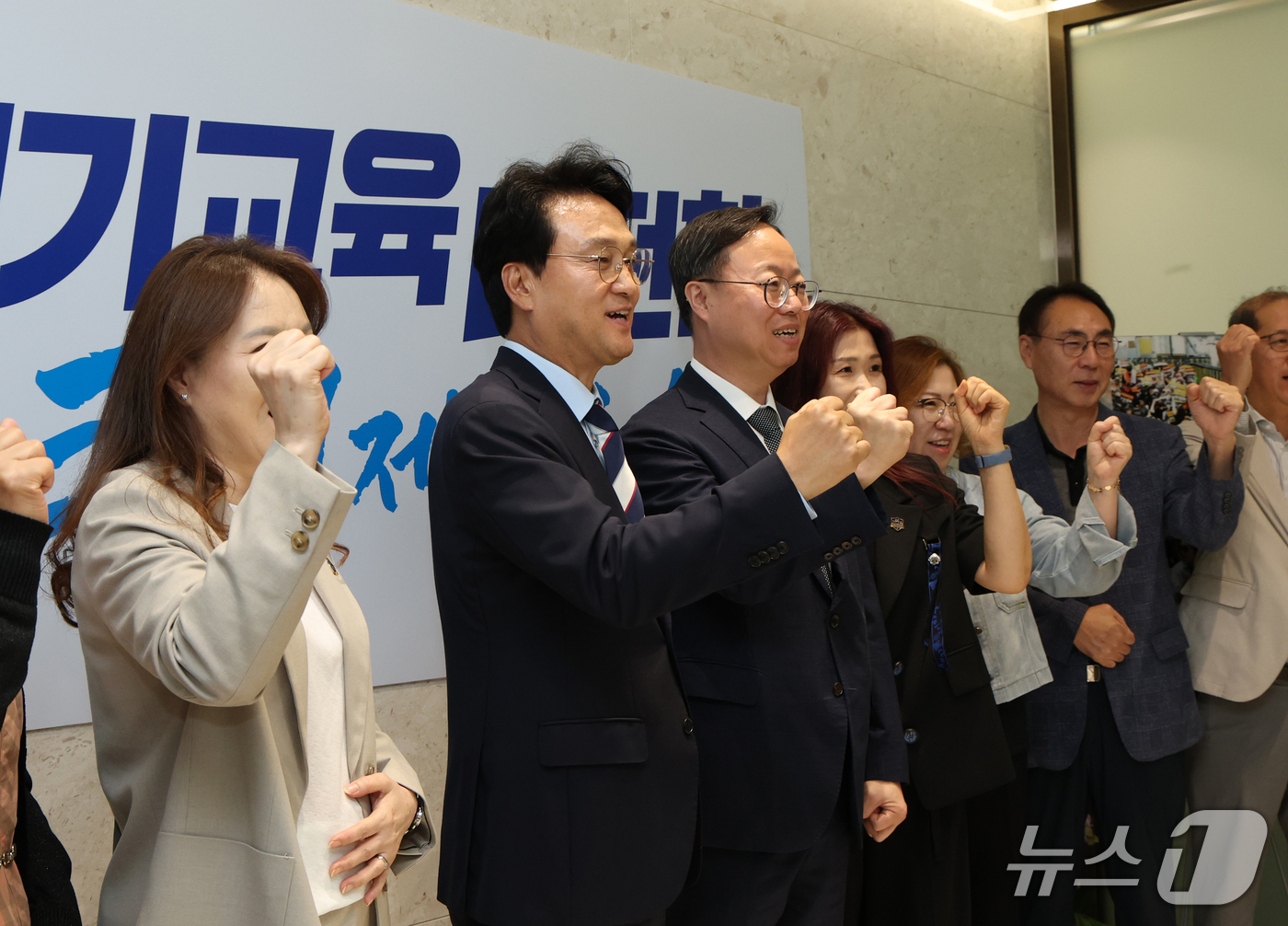 (수원=뉴스1) 김영운 기자 = 안민석 경기도교육감이 18일 경기 수원시 영통구 경기도교육청에서 교권보호전담관 배지 수여식을 마치고 교권보호전담관들과 기념촬영을 하고 있다. 202 …