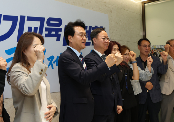 교권보호전담관들과 기념촬영하는 안민석 교육감