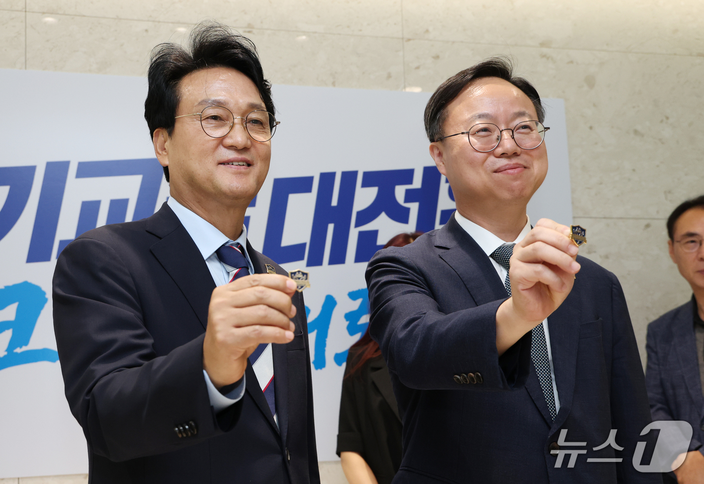 (수원=뉴스1) 김영운 기자 = 안민석 경기도교육감이 18일 경기 수원시 영통구 경기도교육청에서 교권보호전담관들에게 수여할 배지를 들어 보이고 있다. 2026.9.18/뉴스1