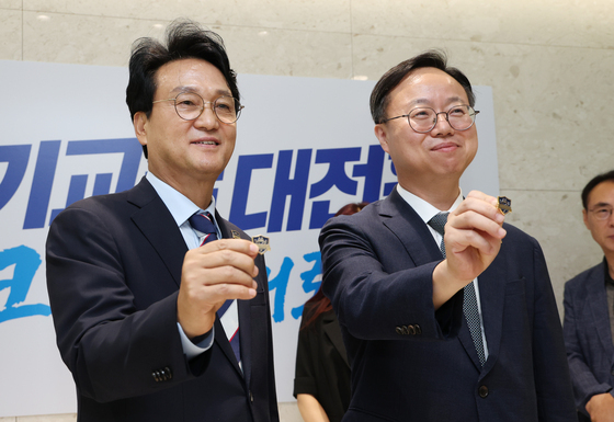 교권전담보호관 배지 들어보이는 안민석 경기도교육감