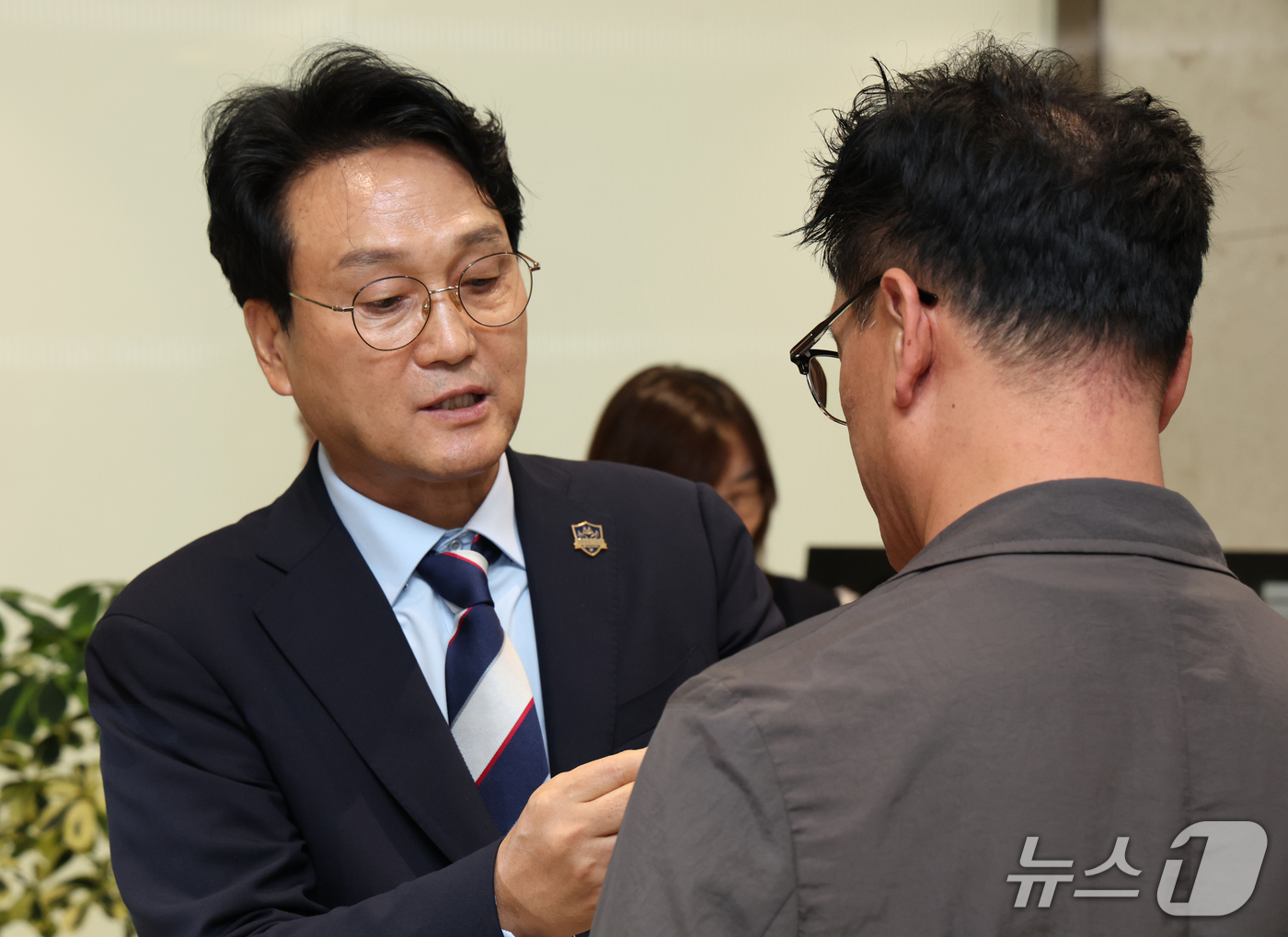 (수원=뉴스1) 김영운 기자 = 안민석 경기도교육감이 18일 경기 수원시 영통구 경기도교육청에서 교권보호전담관들에게 배지를 수여하고 있다. 2026.9.18/뉴스1