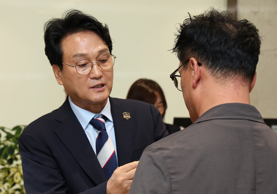 교권보호전담관 배지 수여하는 안민석 교육감