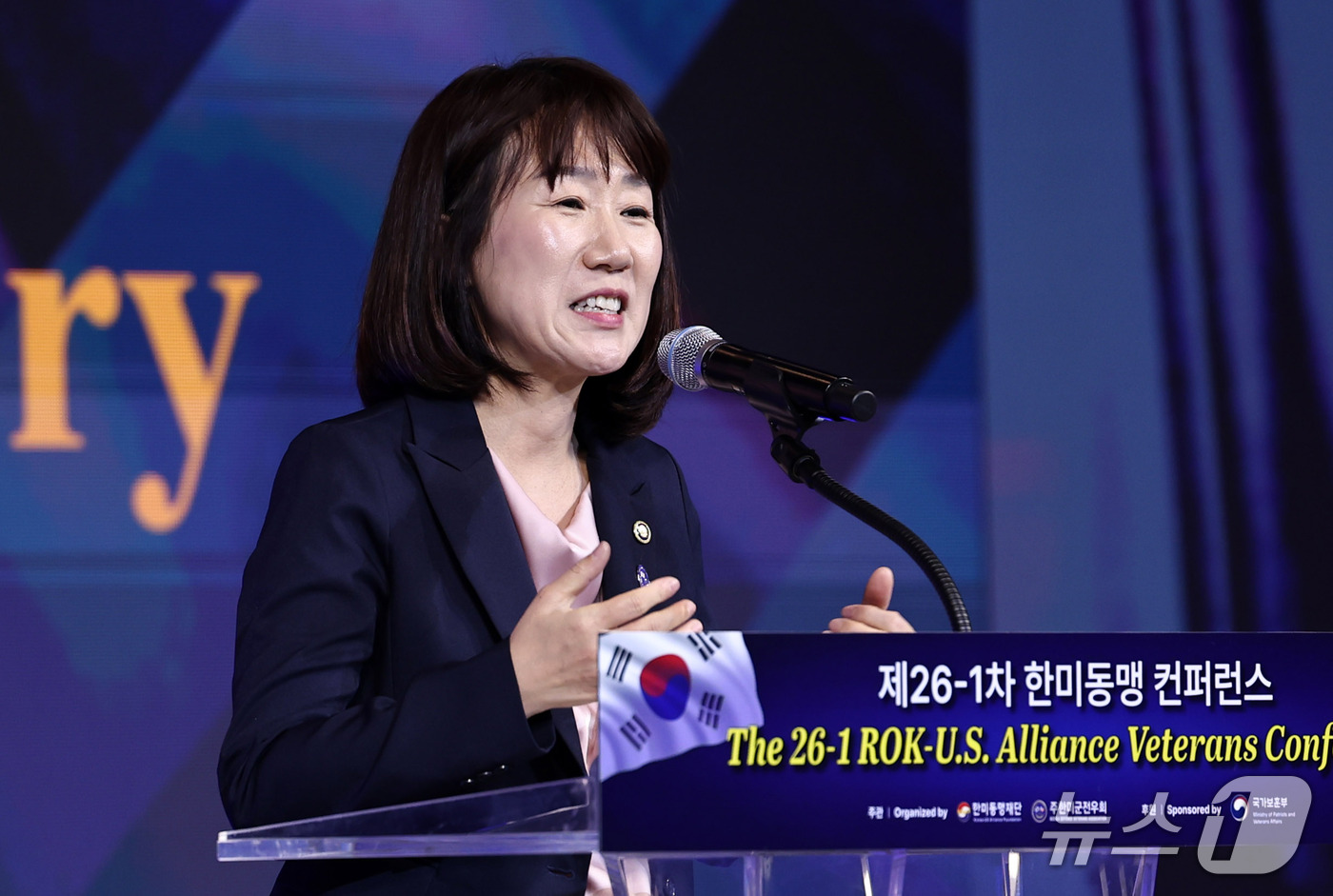 (서울=뉴스1) 구윤성 기자 = 강윤진 국가보훈부 차관이 18일 서울 중구 앰베서더 풀만 호텔에서 열린 '제26-1차 한미동맹 컨퍼런스'에서 환영사를 하고 있다. 2026.9.18 …
