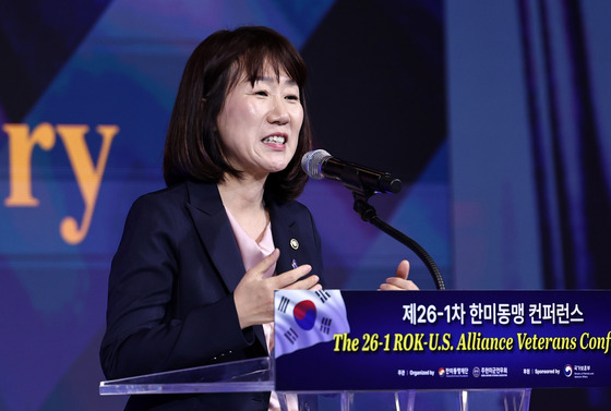 강윤진 보훈차관, 추석 맞이 국가유공자 배식 봉사·선물 전달