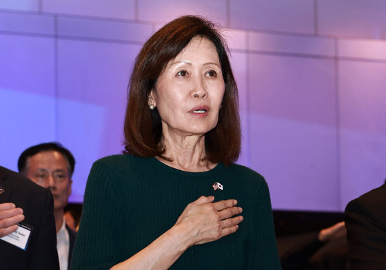 국가 제창하는 미셸 스틸 주한 美 대사
