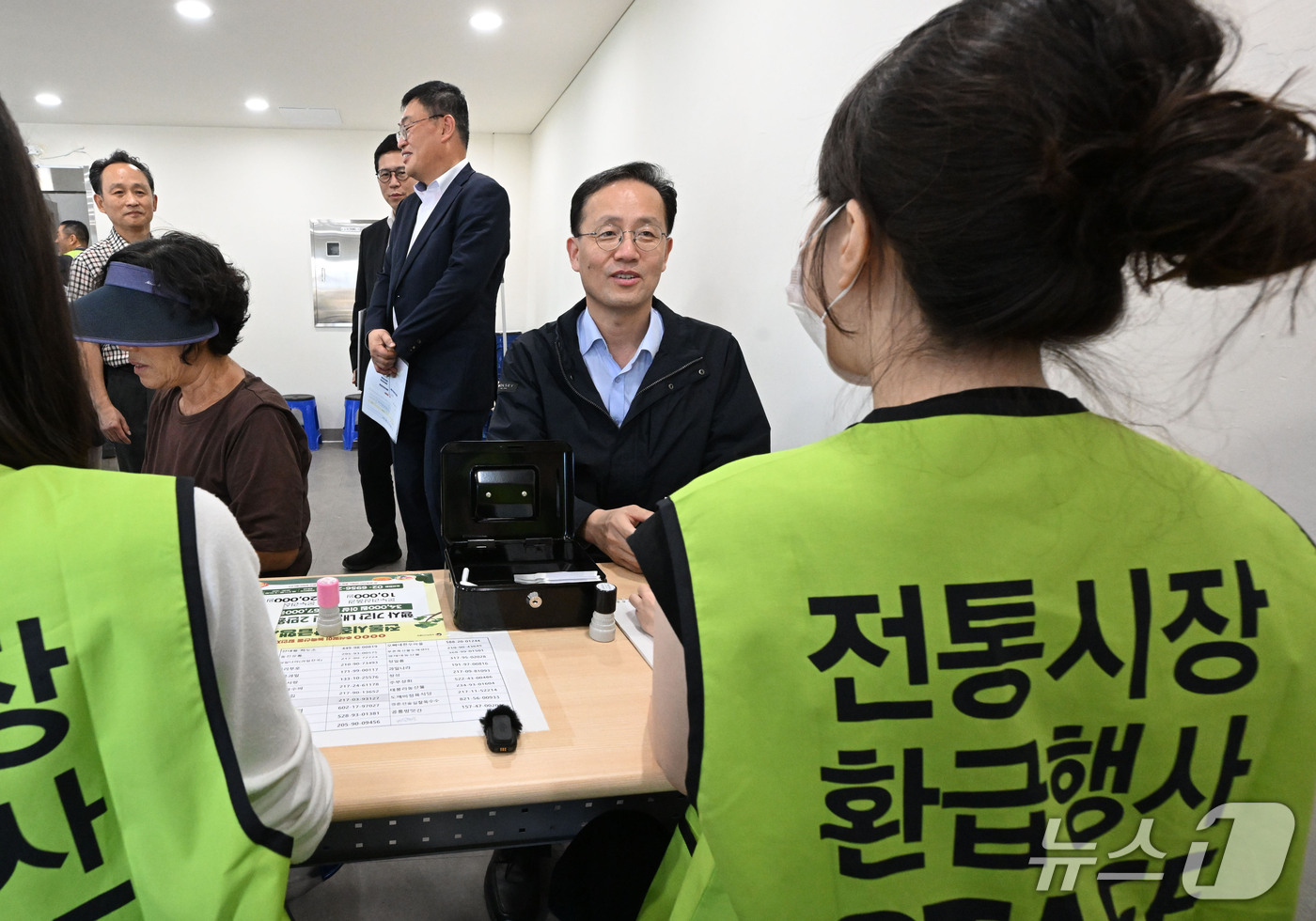 (서울=뉴스1) = 이형일 경제부총리 겸 재정경제부 장관 후보자(재경부 1차관)가 추석 명절을 앞둔 18일 바구니 물가와 소비 동향을 점검하기 위해 서울 노원구 공릉 도깨비시장을 …