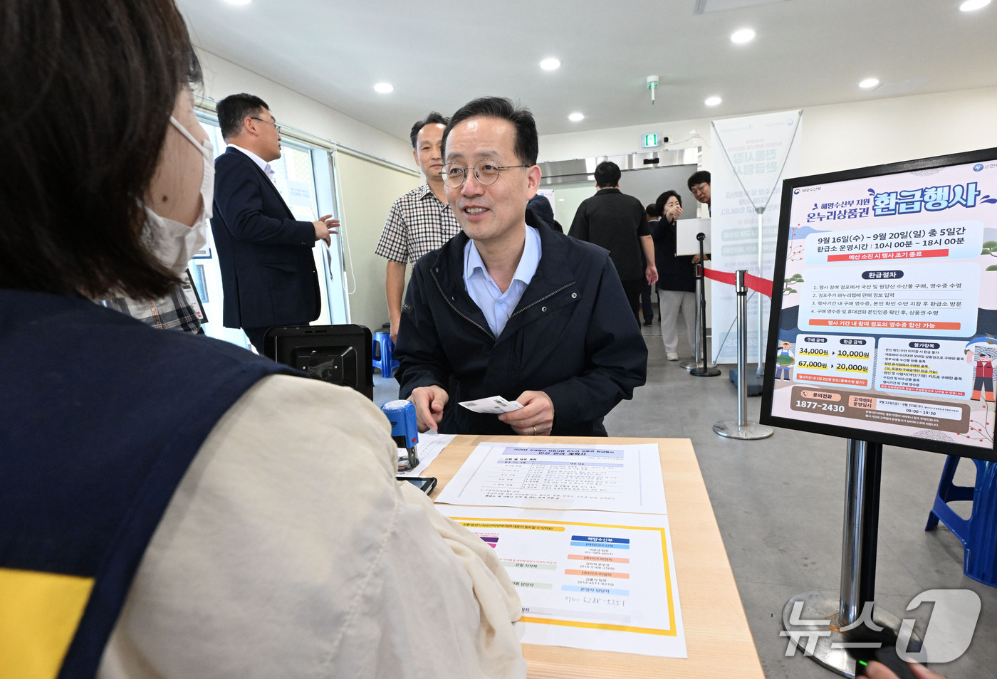 (서울=뉴스1) = 이형일 경제부총리 겸 재정경제부 장관 후보자(재경부 1차관)가 추석 명절을 앞둔 18일 바구니 물가와 소비 동향을 점검하기 위해 서울 노원구 공릉 도깨비시장을 …
