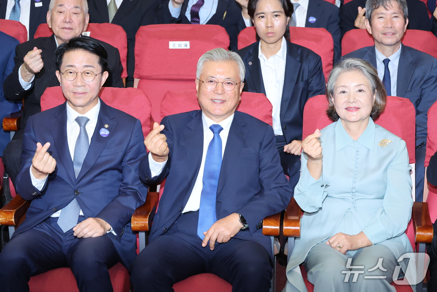 (서울=뉴스1) 신웅수 기자 = 문재인 전 대통령과 김정숙 여사, 조정식 국회의장이 18일 서울 여의도 국회 의원회관에서 열린 9.19 평양공동선언 및 남북군사합의 8주년 기념식에 …