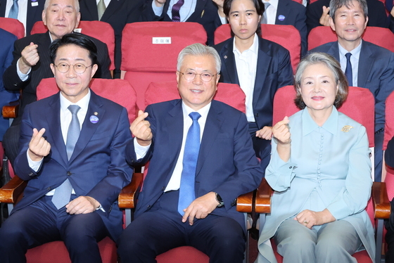 손하트 그리는 문재인 전 대통령