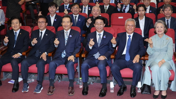 평화의 손하트 그리는 문재인 전 대통령