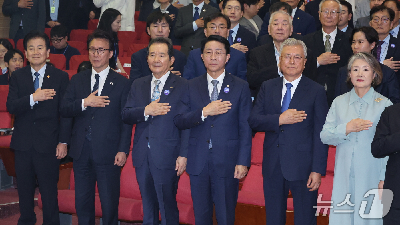 (서울=뉴스1) 신웅수 기자 = 문재인 전 대통령과 김정숙 여사, 김민석 더불어민주당 대표 등이 18일 서울 여의도 국회 의원회관에서 열린 9.19 평양공동선언 및 남북군사합의 8 …