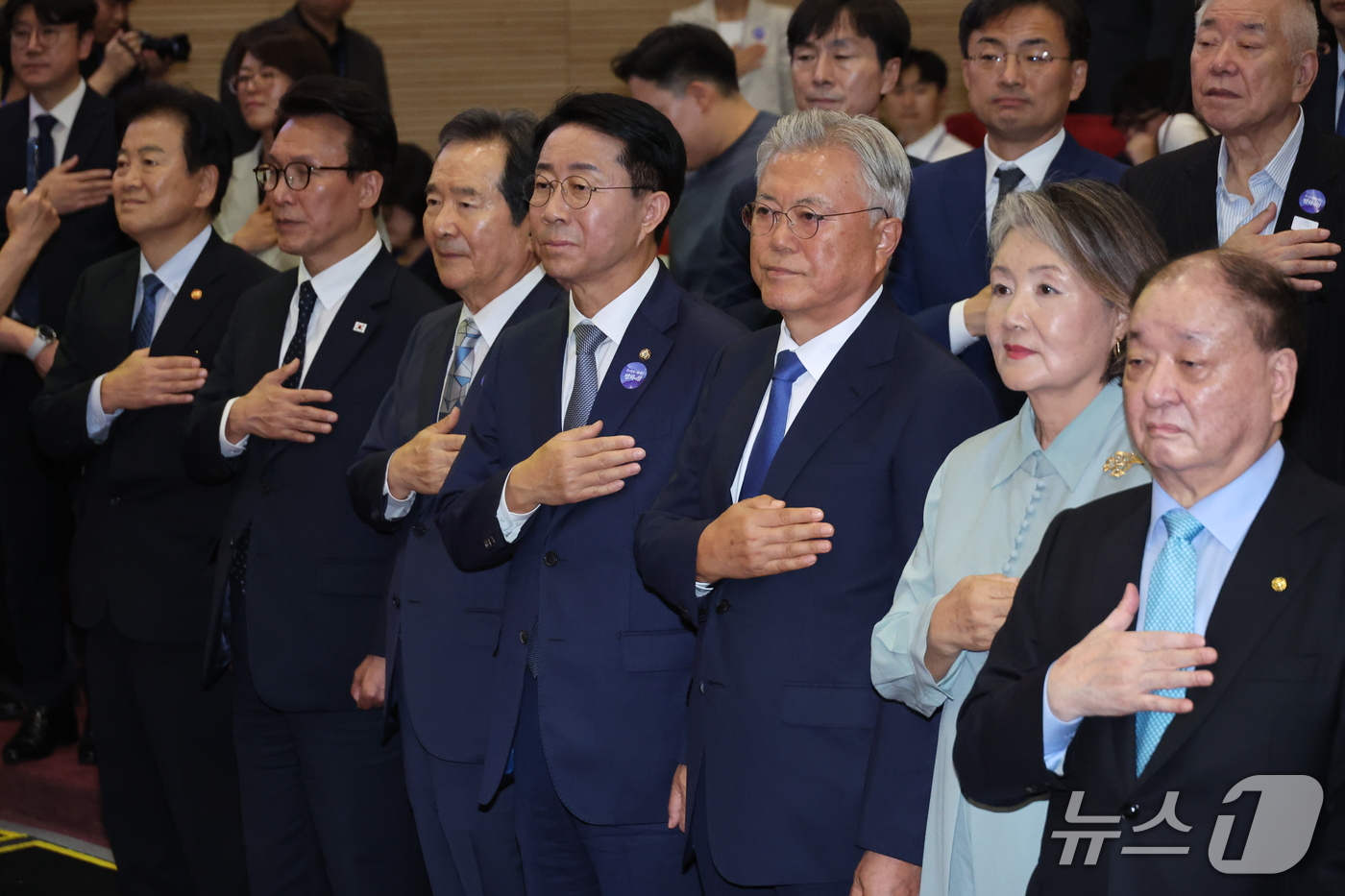 (서울=뉴스1) 신웅수 기자 = 문재인 전 대통령과 김정숙 여사, 김민석 더불어민주당 대표가 18일 서울 여의도 국회 의원회관에서 열린 9.19 평양공동선언 및 남북군사합의 8주년 …