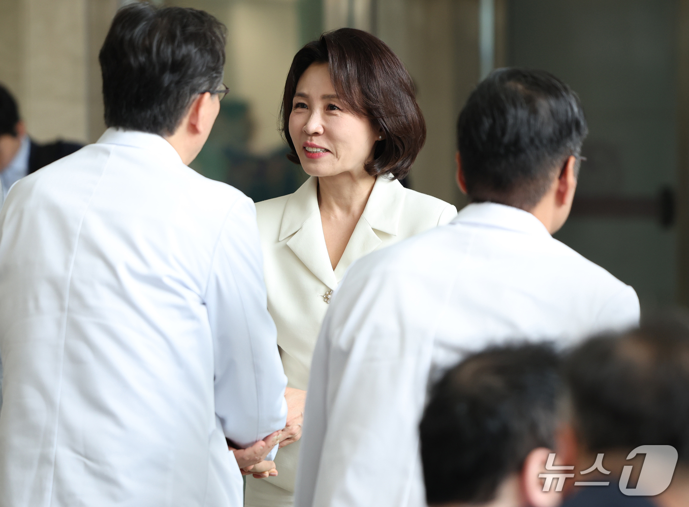 (서울=뉴스1) 허경 기자 = 김혜경 여사가 18일 서울대 치과병원에서 열린 중앙장애인구강진료센터 개원 7주년 기념식에서 참석자들과 인사를 나누고 있다. 2026.9.18/뉴스1