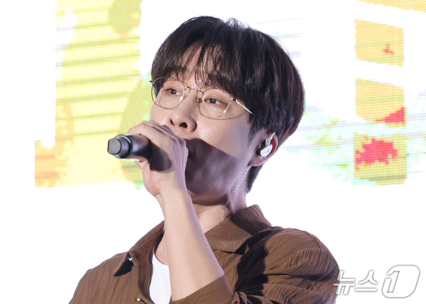 (서울=뉴스1) 권현진 기자 = 밴드 소란 고영배가 18일 오후 서울 마포구 엠피엠지 사옥에서 열린 새 미니앨범 ‘레이어’(Layer) 발매 쇼케이스에서 타이틀곡 ‘이별직전’을 열 …