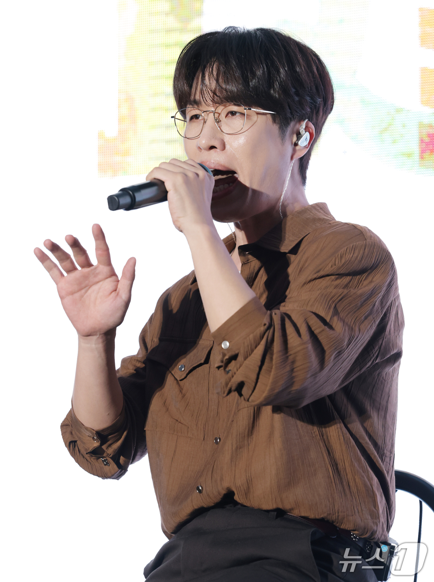 (서울=뉴스1) 권현진 기자 = 밴드 소란 고영배가 18일 오후 서울 마포구 엠피엠지 사옥에서 열린 새 미니앨범 ‘레이어’(Layer) 발매 쇼케이스에서  타이틀곡 ‘이별직전’을 …