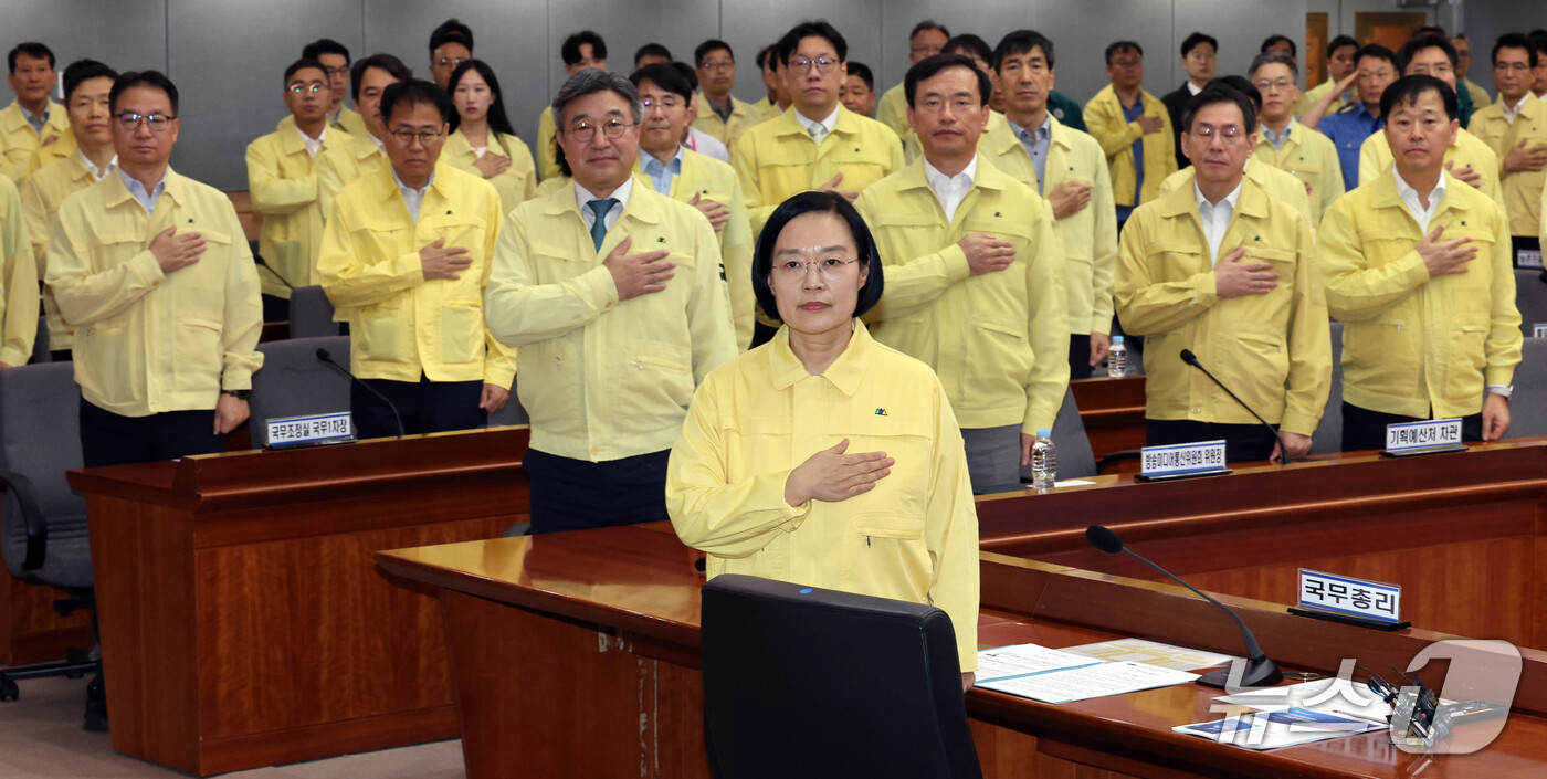 (서울=뉴스1) 이종덕 기자 = 한성숙 국무총리가 18일 서울 종로구 정부서울청사에서 열린 을지연습 사후강평회의에서 국민의례를 하고 있다.  2026.9.18/뉴스1