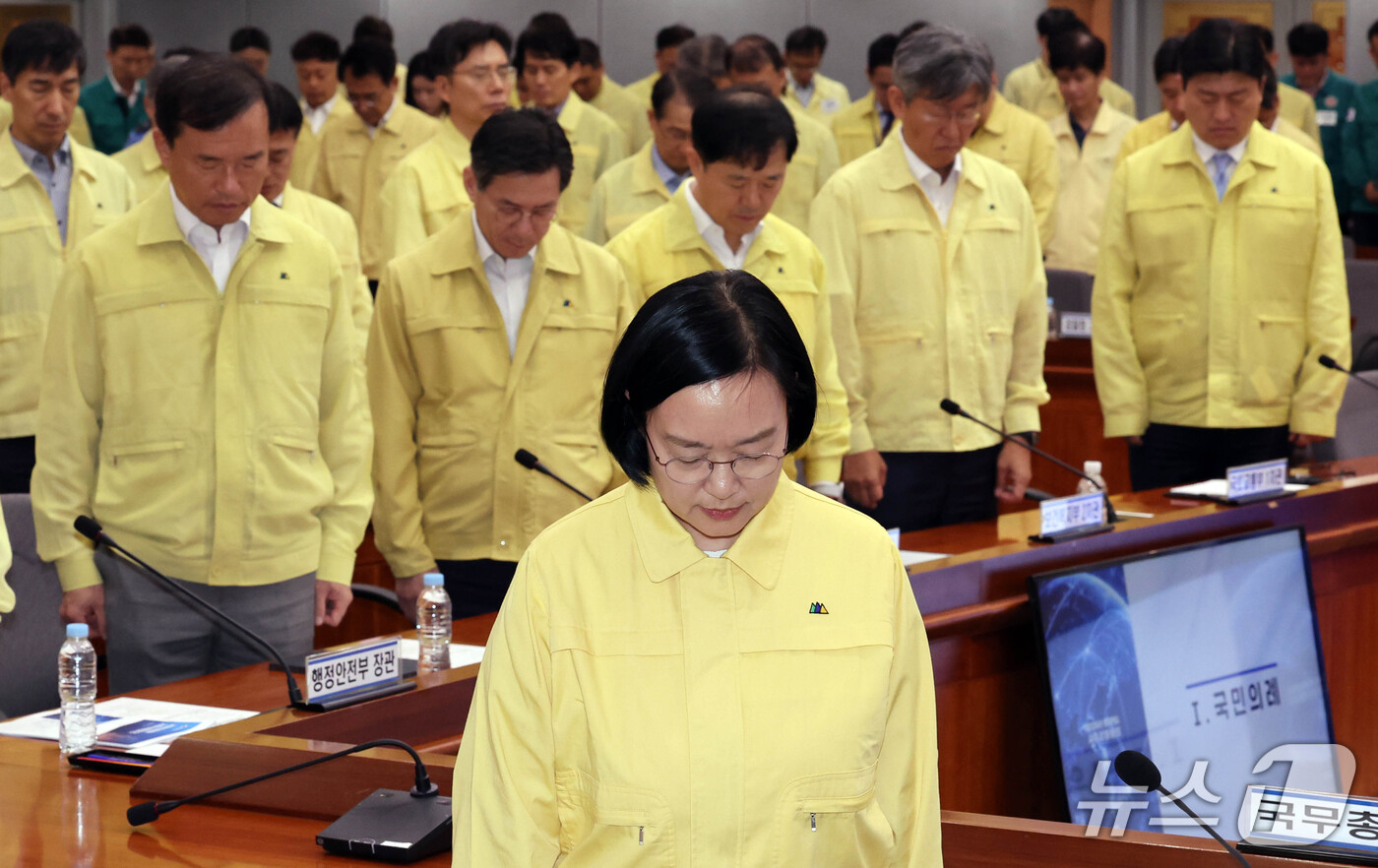 (서울=뉴스1) 이종덕 기자 = 한성숙 국무총리가 18일 서울 종로구 정부서울청사에서 열린 을지연습 사후강평회의에서 순국선열에 대한 묵념을 하고 있다.  2026.9.18/뉴스1