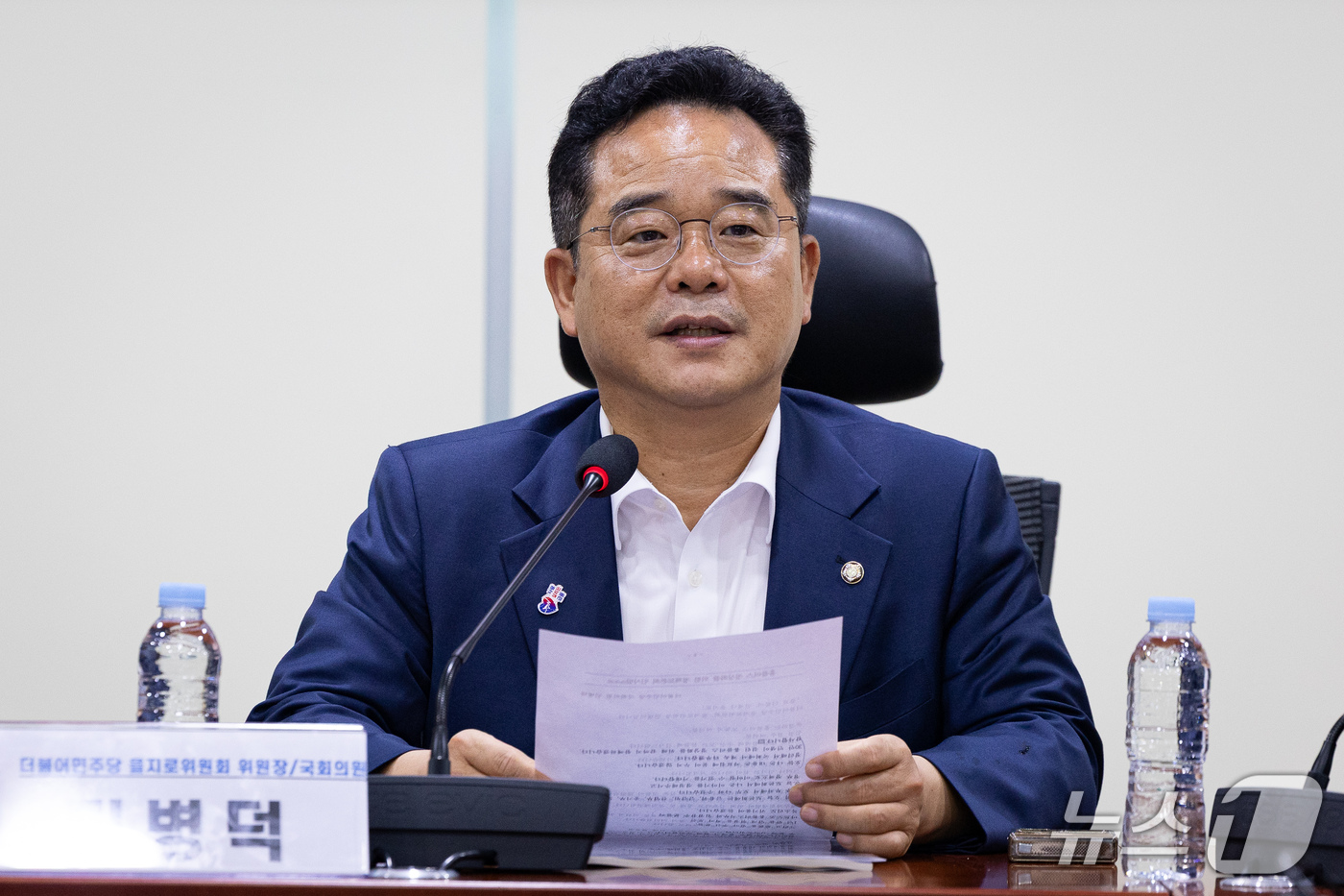 (서울=뉴스1) 유승관 기자 = 민병덕 더불어민주당 을지로위원장이 18일 서울 여의도 국회 의원회관에서 열린 사모펀드 MBK 책임규명과 홈플러스 진짜 회생을 위한 국회토론회에서 인 …