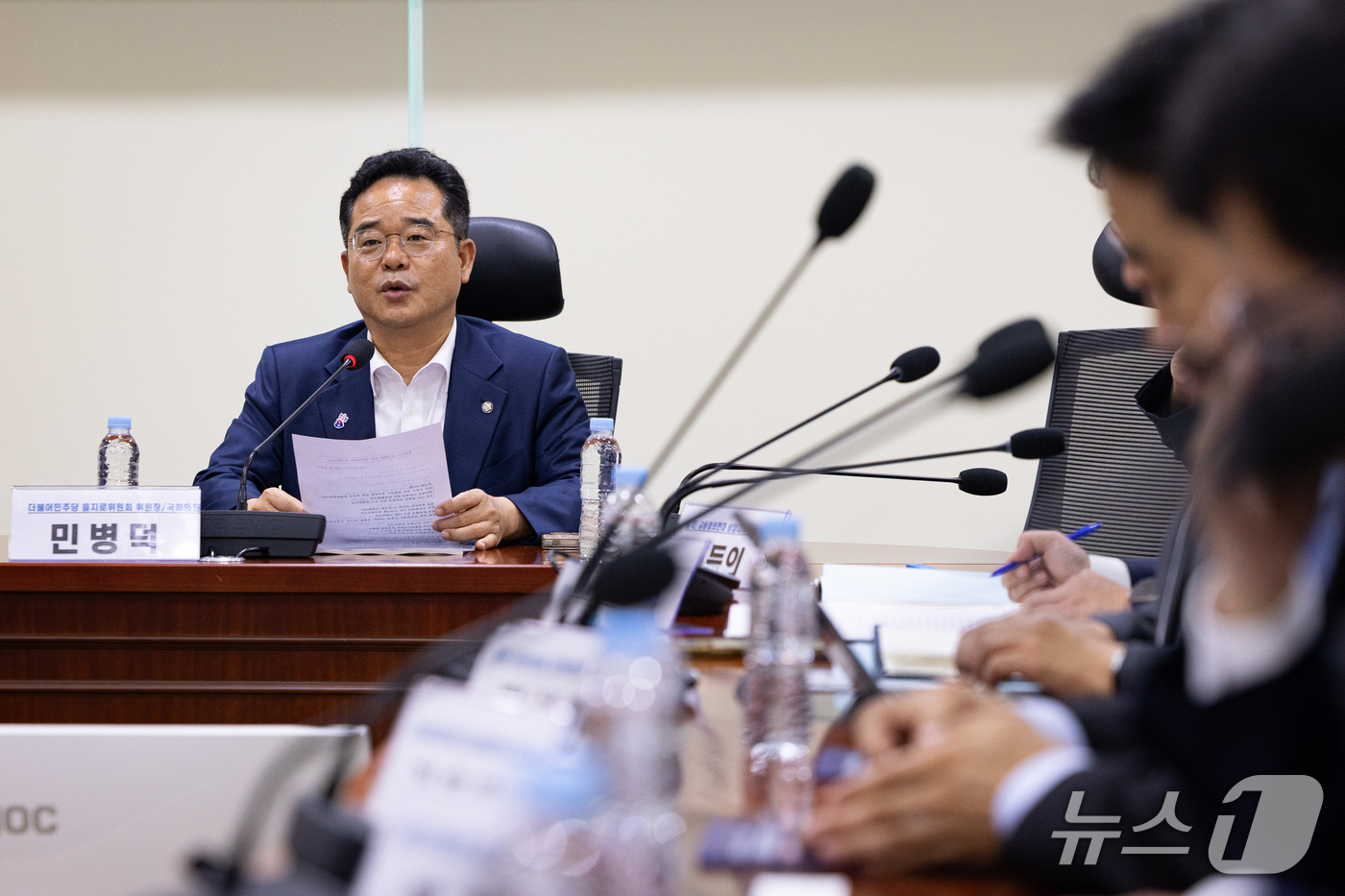 (서울=뉴스1) 유승관 기자 = 민병덕 더불어민주당 을지로위원장이 18일 서울 여의도 국회 의원회관에서 열린 사모펀드 MBK 책임규명과 홈플러스 진짜 회생을 위한 국회토론회에서 인 …