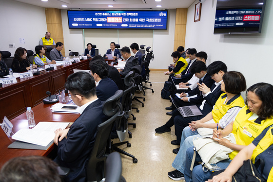 완전한 홈플러스 정상화 위해 토론회 찾은 마트노조