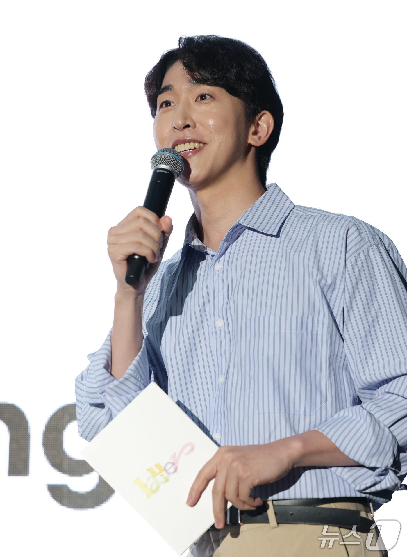 (서울=뉴스1) 권현진 기자 = 방송인 천재이승국이 18일 오후 서울 마포구 엠피엠지 사옥에서 열린 소란 고영배의 새 미니앨범 ‘레이어’(Layer) 발매 쇼케이스에서 진행을 하고 …