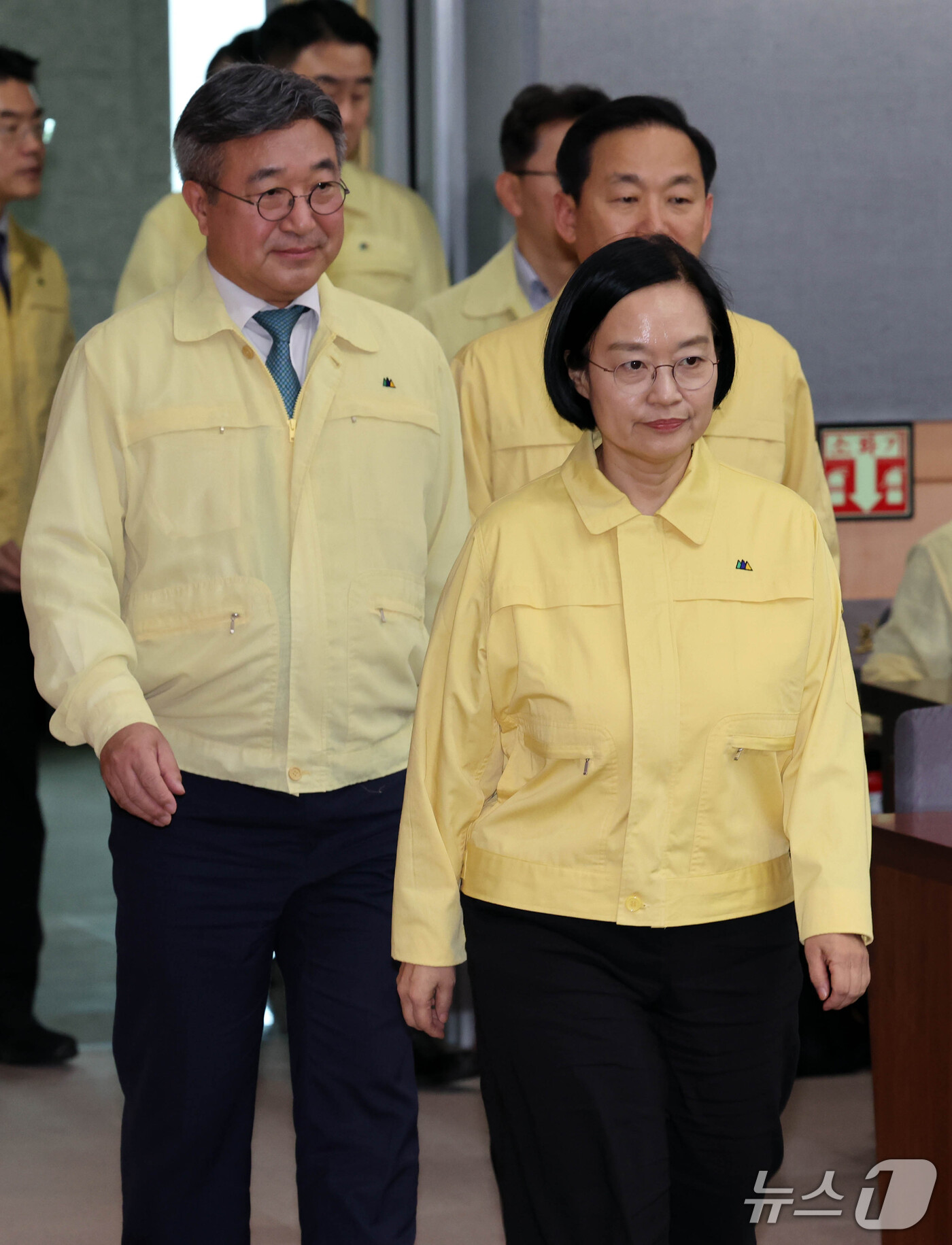 (서울=뉴스1) 이종덕 기자 = 한성숙 국무총리와 윤호중 행정안전부 장관이 18일 서울 종로구 정부서울청사에서 열린 을지연습 사후강평회의에 입장하고 있다.  2026.9.18/뉴스 …