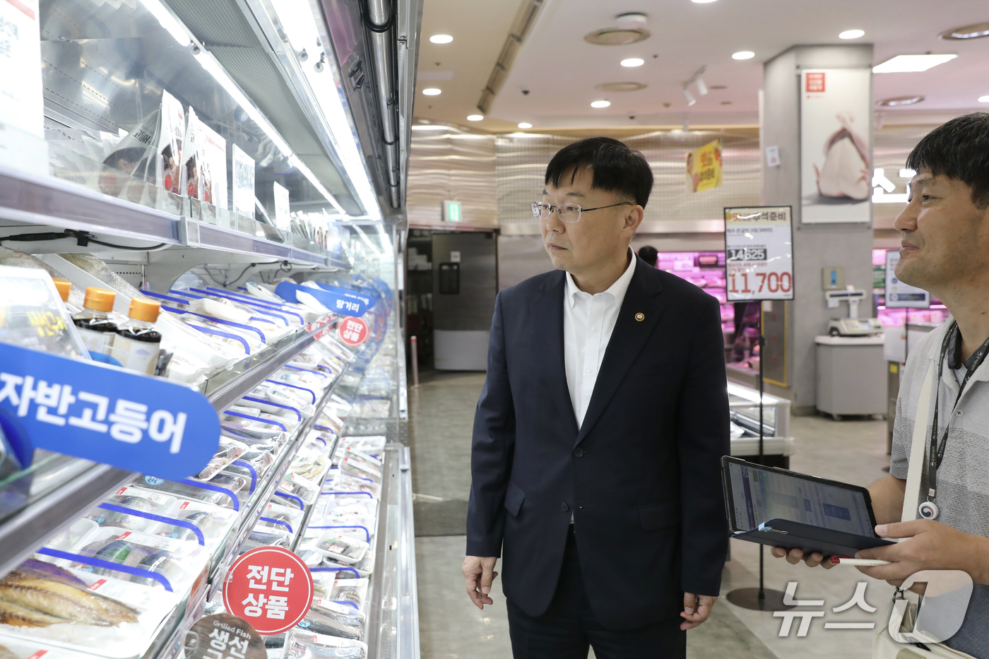 (서울=뉴스1) = 안형준 국가데이터처장이 추석 명절을 앞둔 18일 서울 한 대형마트를 방문, 주요 성수품 가격동향을 파악하고 있다. (국가데이터처 제공. 재판매 및 DB 금지) …