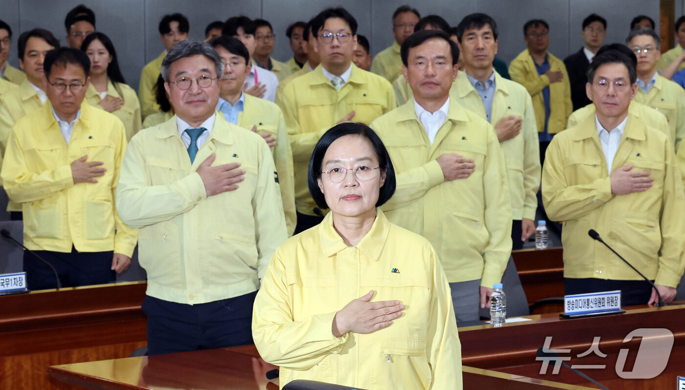 (서울=뉴스1) 이종덕 기자 = 한성숙 국무총리가 18일 서울 종로구 정부서울청사에서 열린 을지연습 사후강평회의에서 국민의례를 하고 있다.  2026.9.18/뉴스1