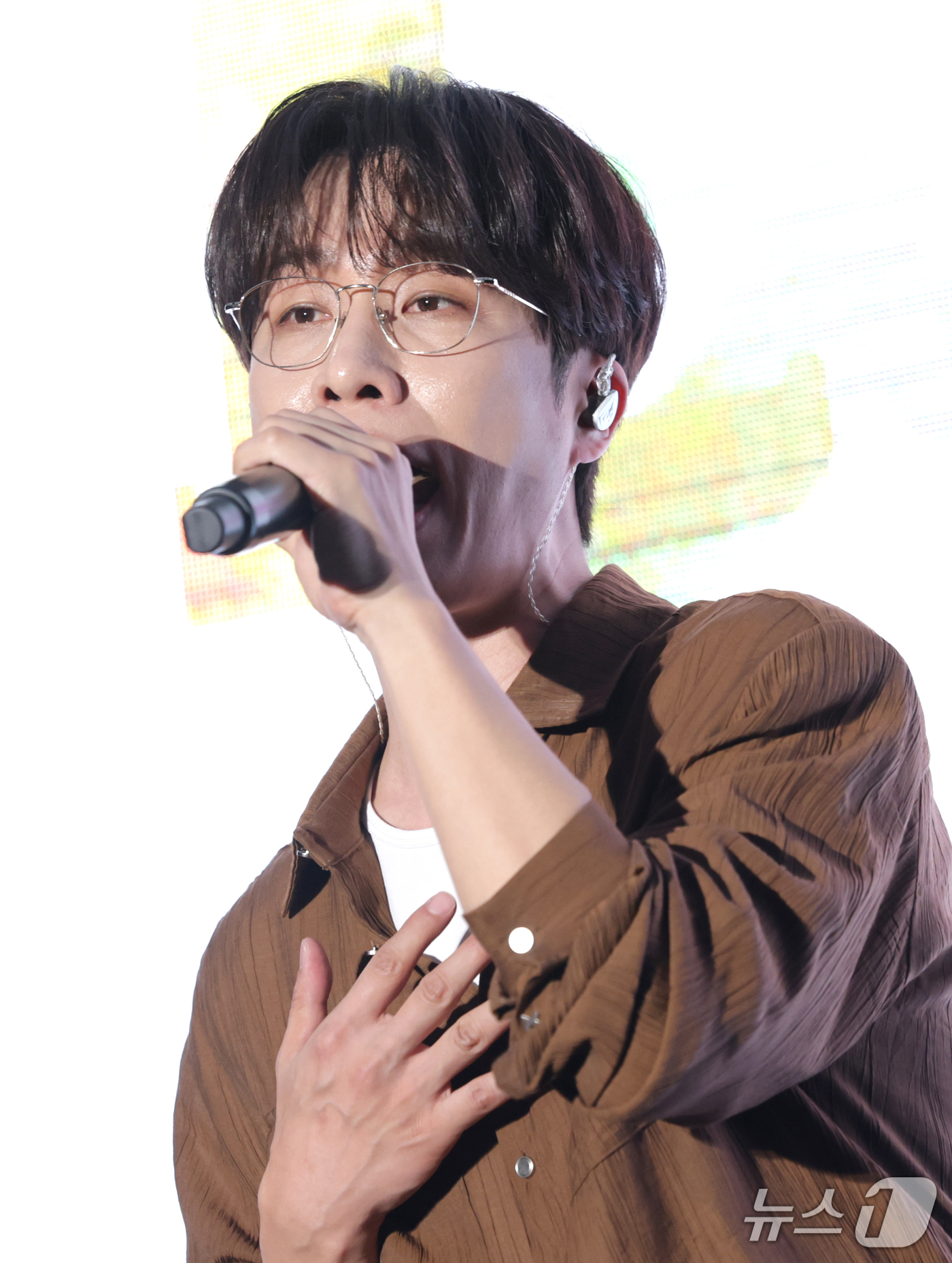 (서울=뉴스1) 권현진 기자 = 밴드 소란 고영배가 18일 오후 서울 마포구 엠피엠지 사옥에서 열린 새 미니앨범 ‘레이어’(Layer) 발매 쇼케이스에서 타이틀곡 ‘이별직전’을 열 …