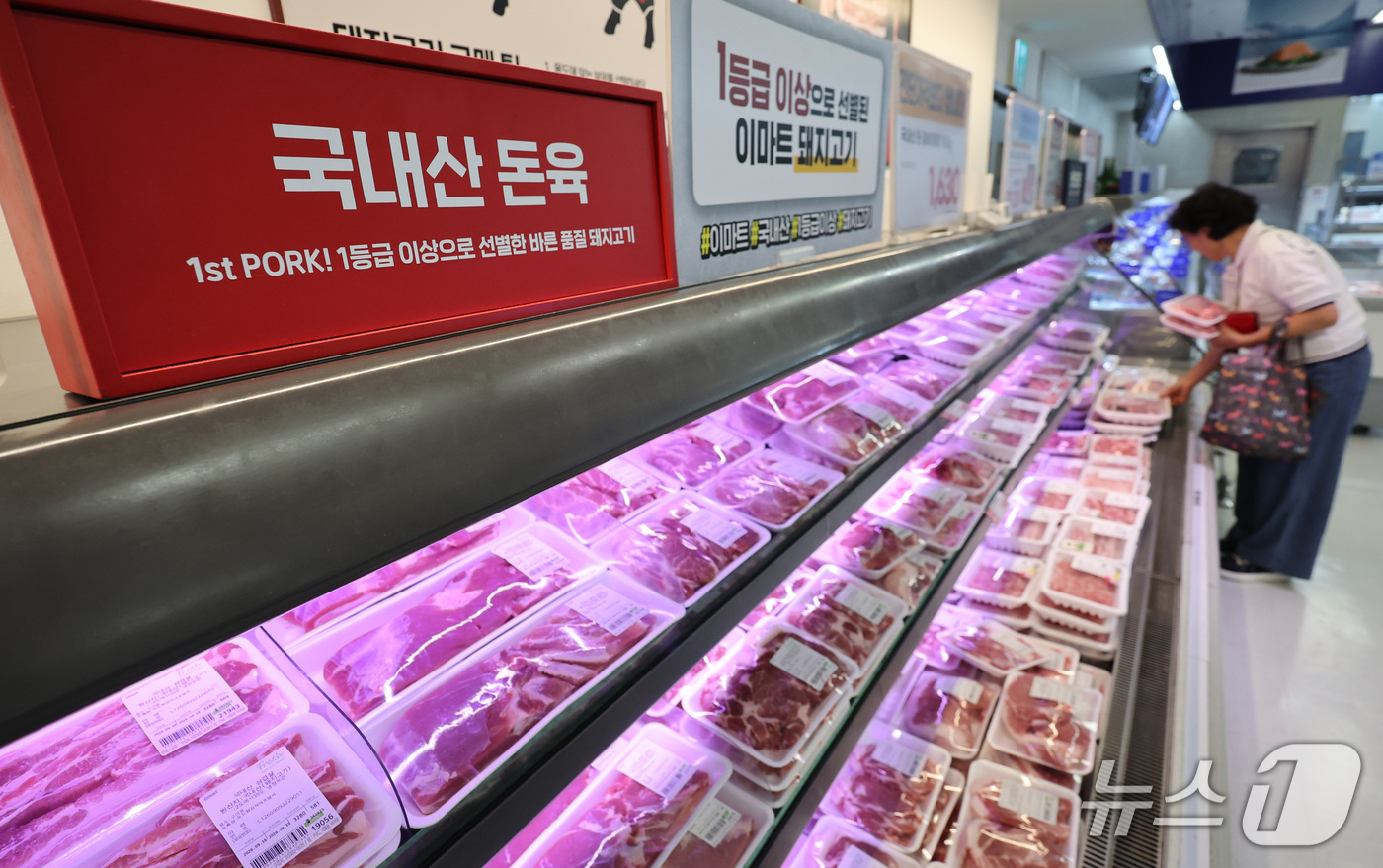(서울=뉴스1) 박지혜 기자 = 18일 서울의 한 대형마트에 돼지고기가 진열돼 있다.폭염과 국제유가 상승 영향으로 8월 생산자물가가 전월 대비 0.2% 오르며 한 달 만에 반등했다 …