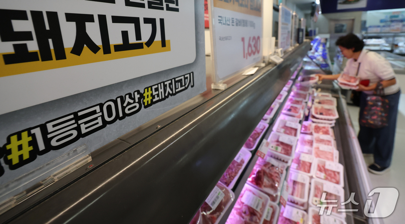(서울=뉴스1) 박지혜 기자 = 18일 서울의 한 대형마트에 돼지고기가 진열돼 있다.폭염과 국제유가 상승 영향으로 8월 생산자물가가 전월 대비 0.2% 오르며 한 달 만에 반등했다 …