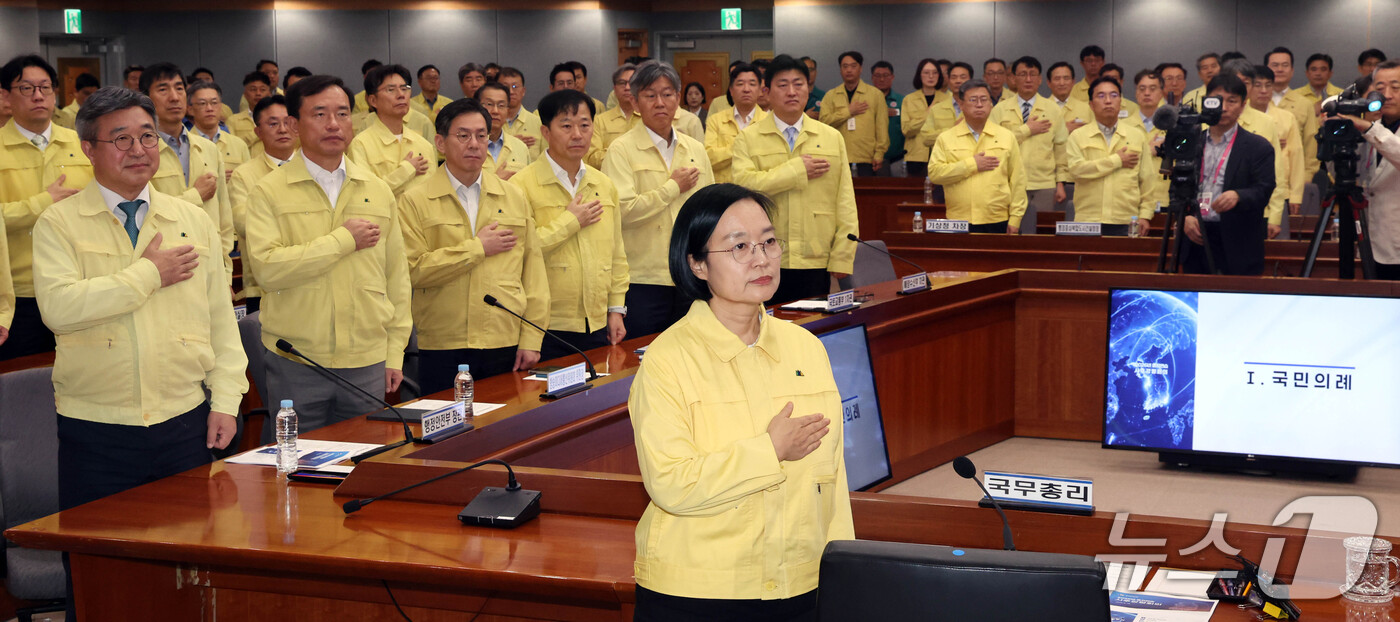 (서울=뉴스1) 이종덕 기자 = 한성숙 국무총리와 윤호중 행정안전부 장관이 18일 서울 종로구 정부서울청사에서 열린 을지연습 사후강평회의서 국민의례를 하고 있다.  2026.9.1 …