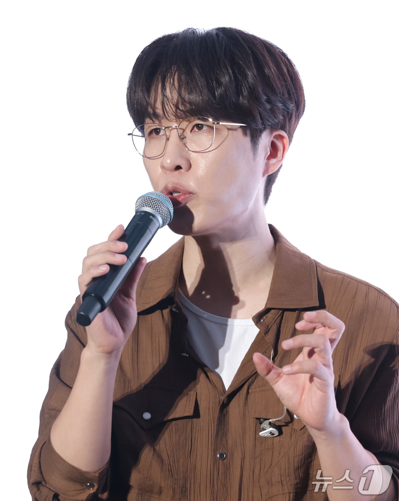 본문 이미지 - 밴드 소란 고영배가 18일 오후 서울 마포구 엠피엠지 사옥에서 열린 새 미니앨범 ‘레이어’(Layer) 발매 쇼케이스에서 신곡 소개를 하고 있다. 2026.9.18 ⓒ 뉴스1 권현진 기자