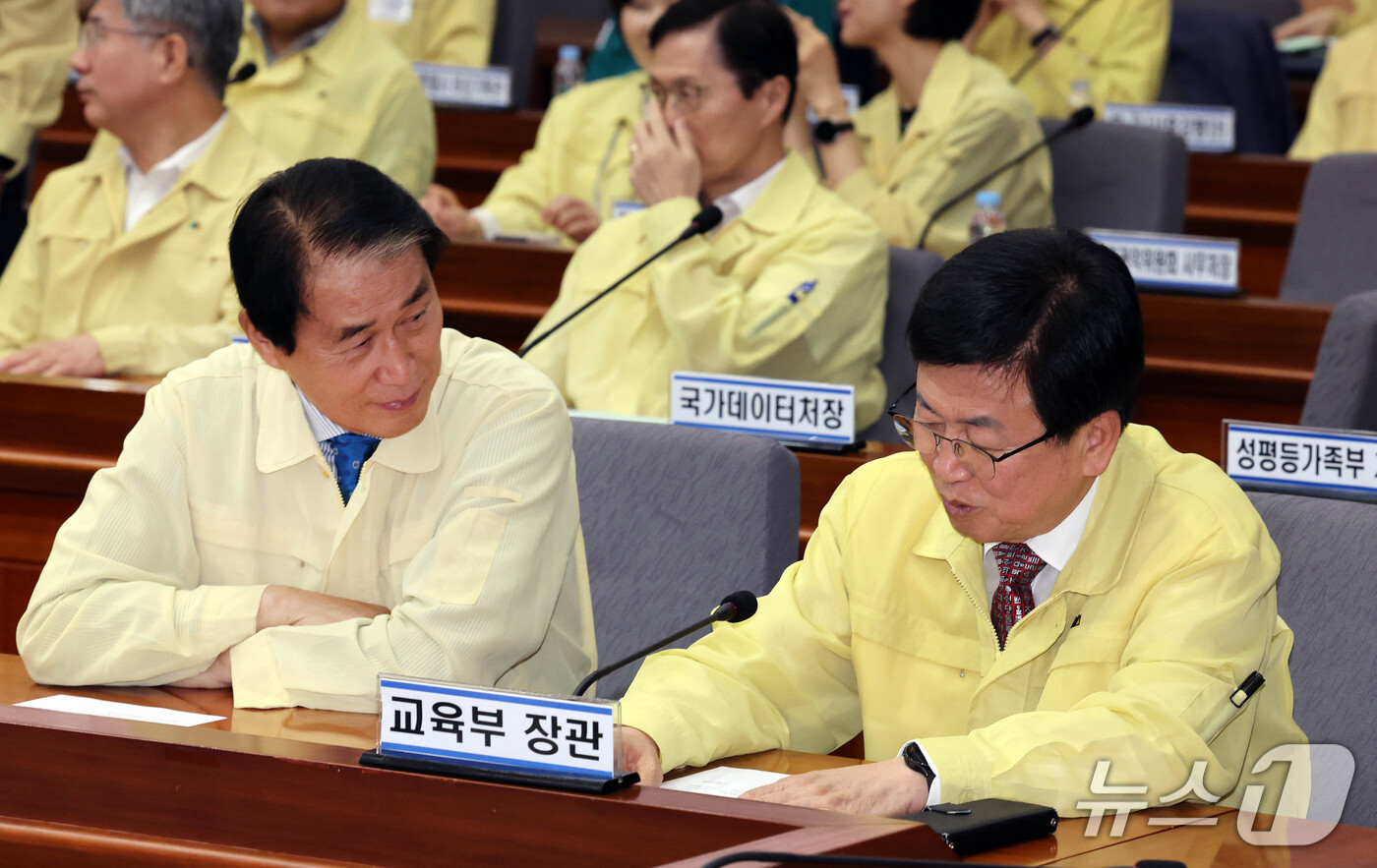 (서울=뉴스1) 이종덕 기자 = 최교진 교육부 장관과 권오을 국가보훈부 장관이 18일 서울 종로구 정부서울청사에서 열린 을지연습 사후강평회의에서 대화 하고 있다. 2026.9.18 …