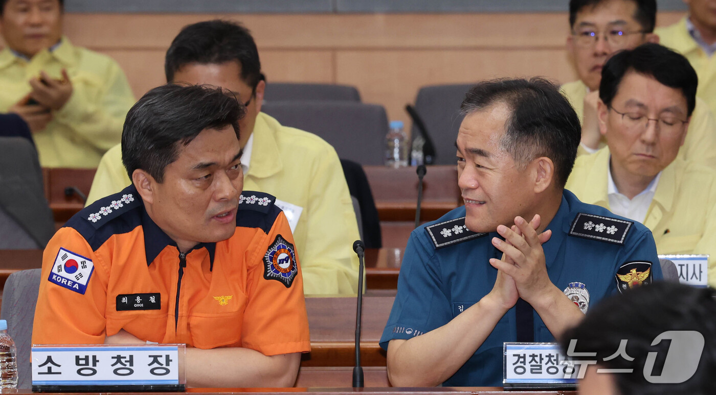 (서울=뉴스1) 이종덕 기자 = 김종철 경찰청장 직무대행과 최용철 소방청장이 18일 서울 종로구 정부서울청사에서 열린 을지연습 사후강평회의에서 대화 하고 있다. 2026.9.18/ …