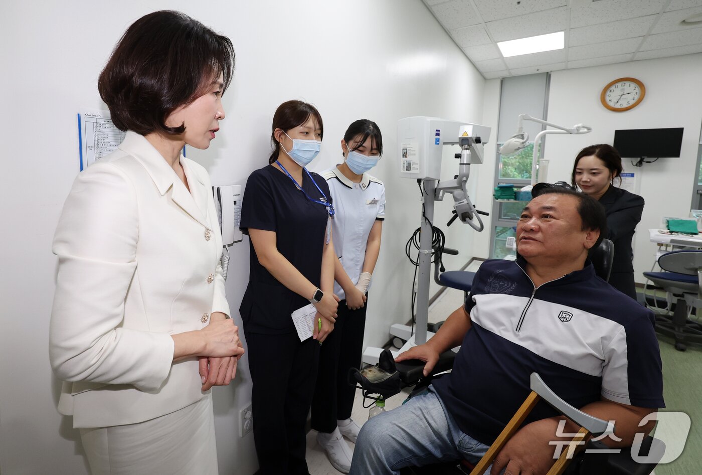 본문 이미지 - 김혜경 여사가 18일 서울대 치과병원 중앙장애인구강진료센터에서 내원객과 대화를 나누고 있다. 2026.9.18 ⓒ 뉴스1 허경 기자