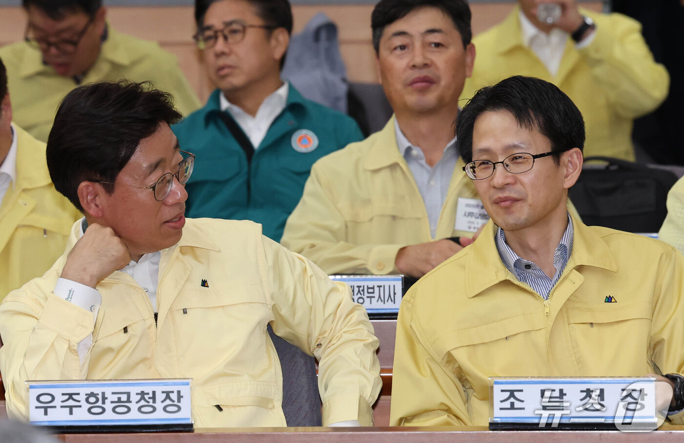 (서울=뉴스1) 이종덕 기자 = 백승보 조달청장과 오태석 우주항공청장이 18일 서울 종로구 정부서울청사에서 열린 을지연습 사후강평회의에서 대화 하고 있다. 2026.9.18/뉴스1 …