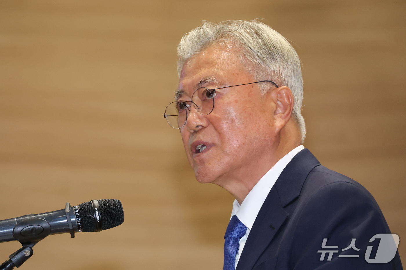 (서울=뉴스1) 신웅수 기자 = 문재인 전 대통령이 18일 서울 여의도 국회 의원회관에서 열린 9.19 평양공동선언 및 남북군사합의 8주년 기념식에서 기조연설을 하고 있다. 202 …
