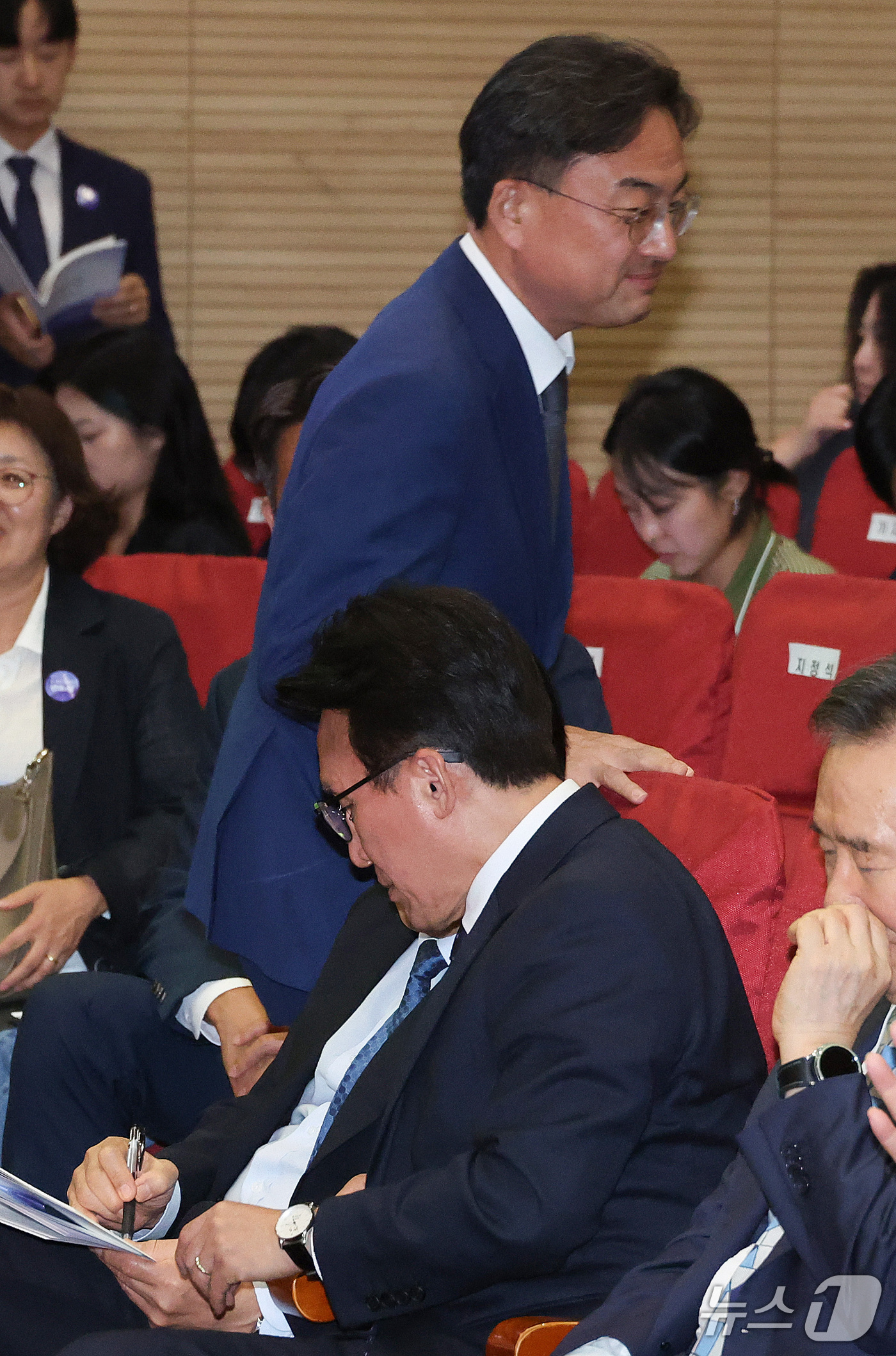 (서울=뉴스1) 신웅수 기자 = 김민석 더불어민주당 대표와 신장식 조국혁신당 대표가 18일 서울 여의도 국회 의원회관에서 열린 9.19 평양공동선언 및 남북군사합의 8주년 기념식에 …