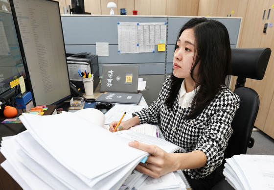 [벼랑 끝 검사들] ①"우리는 하루살이"…중앙지검 공판검사의 하루