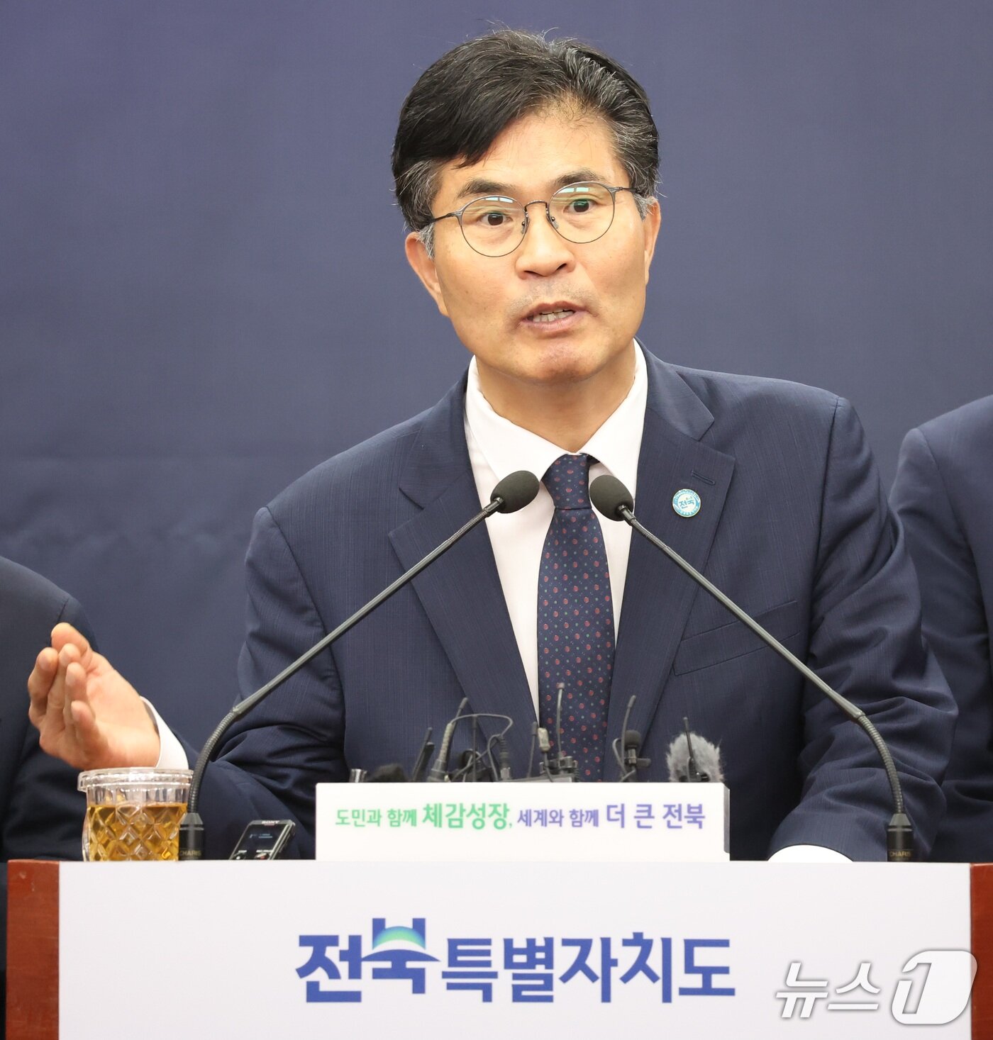 본문 이미지 - 이원택 전북특별자치도지사가 18일 전북 전주시 전북특별자치도청에서 전북 반도체 소재·케미컬 소부장 특화단지 최종 지정 관련 기자회견을 열고 질의에 답변을 하고 있다. 2026.9.18 ⓒ 뉴스1 유경석 기자