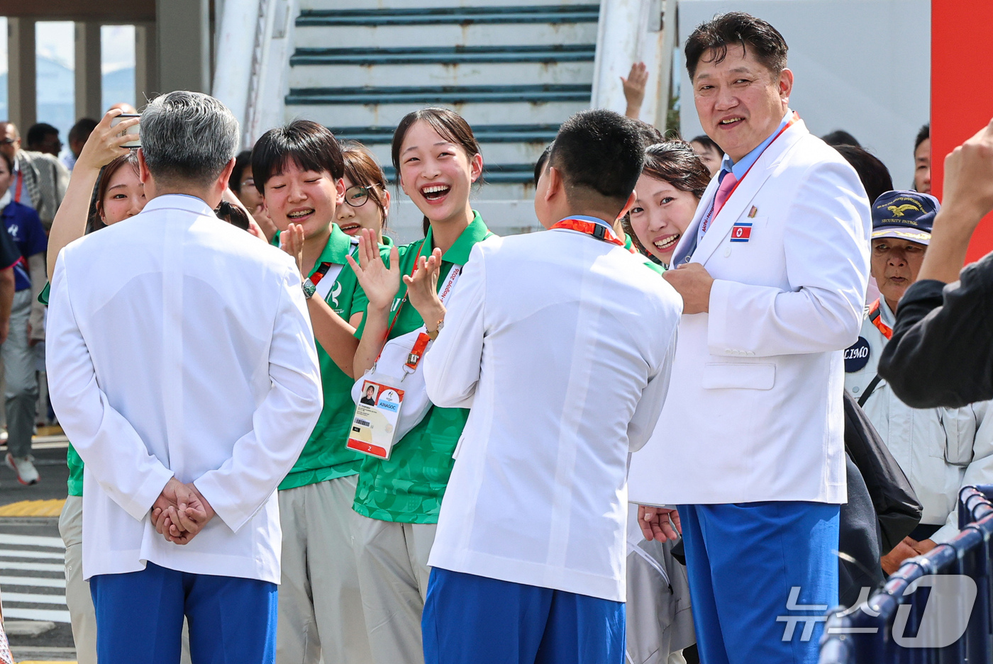 (나고야=뉴스1) 김도우 기자 = 박천종 선수단장을 비롯한 북한 국가대표 선수단이 18일 일본 나고야항에 마련된 2026 아이치·나고야 아시안게임 선수촌에서 열린 입촌식에 참석하며 …