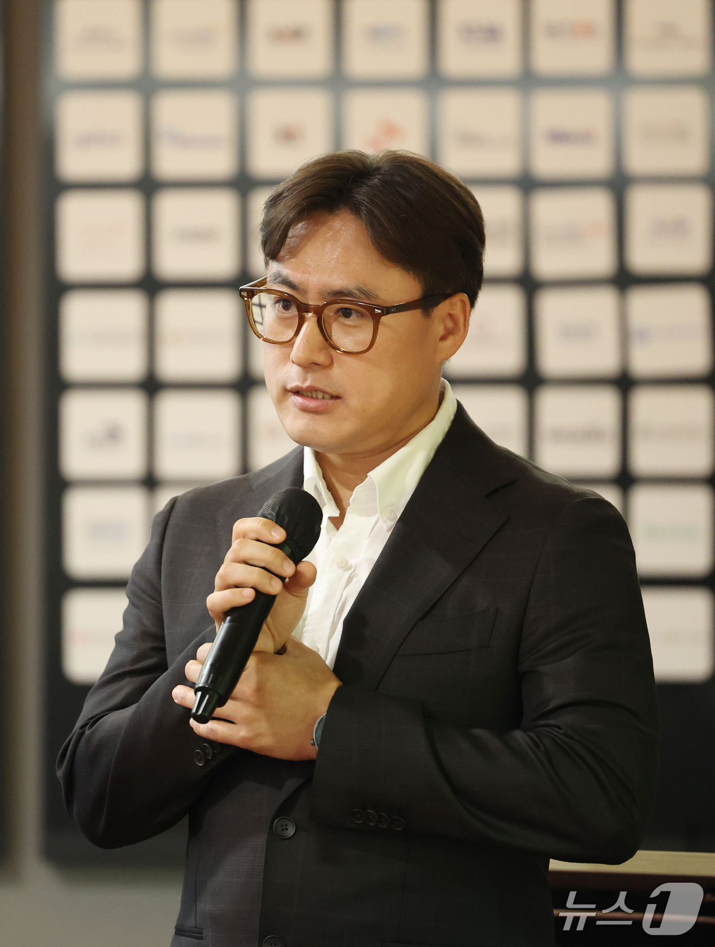 (성남=뉴스1) 김영운 기자 = 조용준 로봇웨어에이아이 대표가 18일 경기 성남시 분당구 판교스타트업캠퍼스에서 열린 '반려동물 산업 육성 협의회 제21회 IR(기업설명회) 데이'에 …