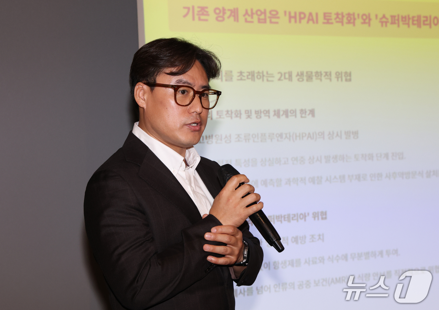 (성남=뉴스1) 김영운 기자 = 조용준 로봇웨어에이아이 대표가 18일 경기 성남시 분당구 판교스타트업캠퍼스에서 열린 '반려동물 산업 육성 협의회 제21회 IR(기업설명회) 데이'에 …
