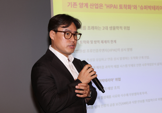 기업 설명하는 조용준 로봇웨어에이아이 대표