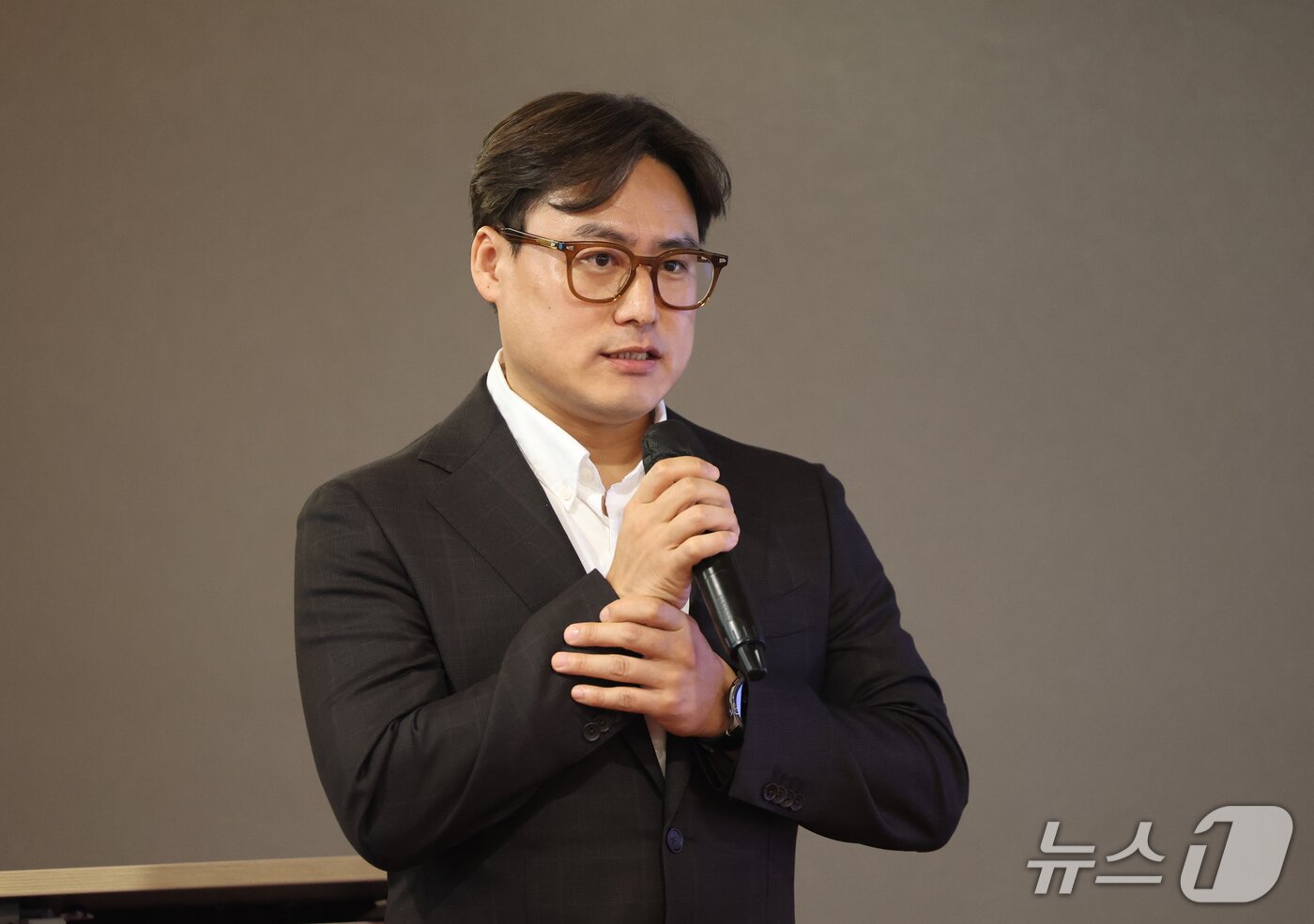 본문 이미지 - 조용준 로봇웨어에이아이 대표가 18일 경기 성남시 분당구 판교스타트업캠퍼스에서 열린 '반려동물 산업 육성 협의회 제21회 IR(기업설명회) 데이'에서 피지컬 인공지능(AI) 기반 완전 무인 자율 농장 시스템을 설명하고 있다. 2026.9.18 ⓒ 뉴스1 김영운 기자